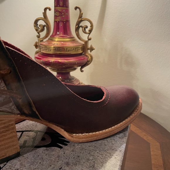 FREE BIRD by STEVEN GORGEOUS wine color with etched leather back PRISTINE - Picture 4 of 7